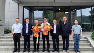 县委书记王正飞慰问畅尔劳动模范代表